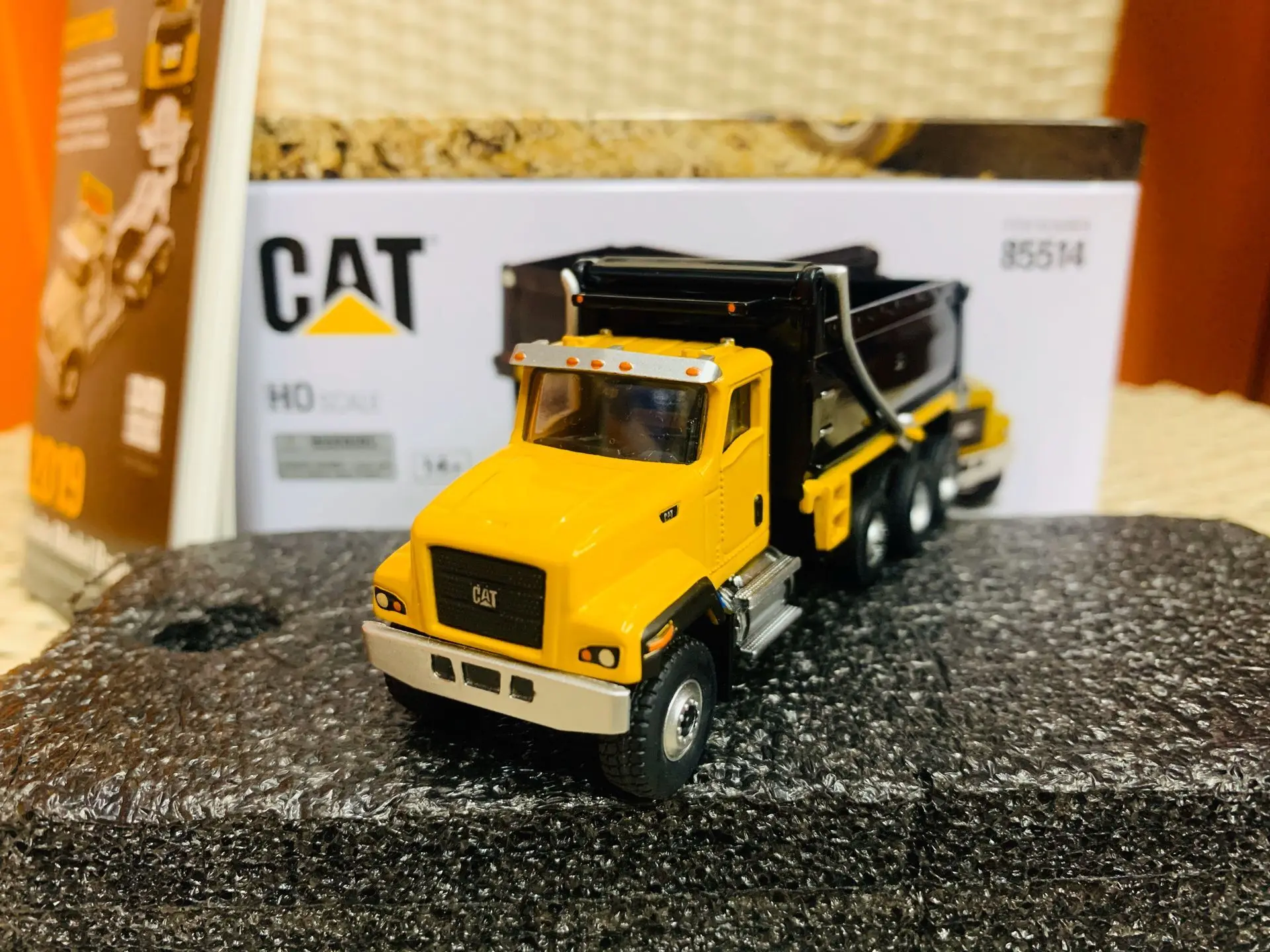 CT681 Dump Truck 1/87 HO Scale DieCast Model DM85514 New in Box