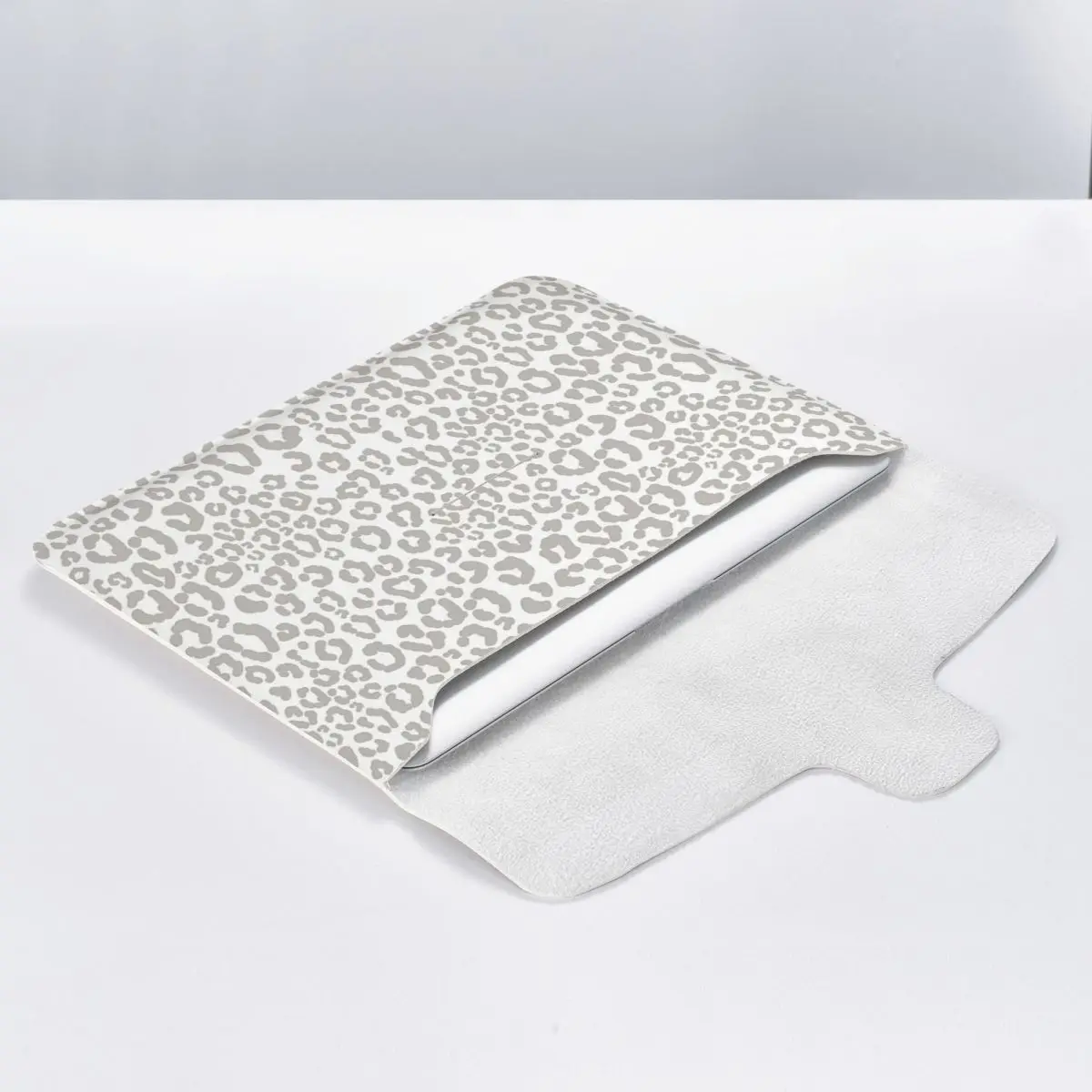 Light Leopard Pattern PU Leather Horizontal Laptop Sleeve Shockproof Soft Lining Notebook Case 13 Inch