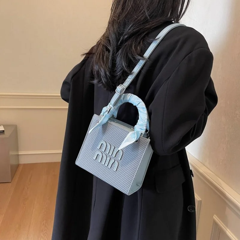 스타 패턴 가죽으로 제작된 고급 여성 핸드백, 파리에서 영감을 받은 캐주얼 빈티지 스타일 ​