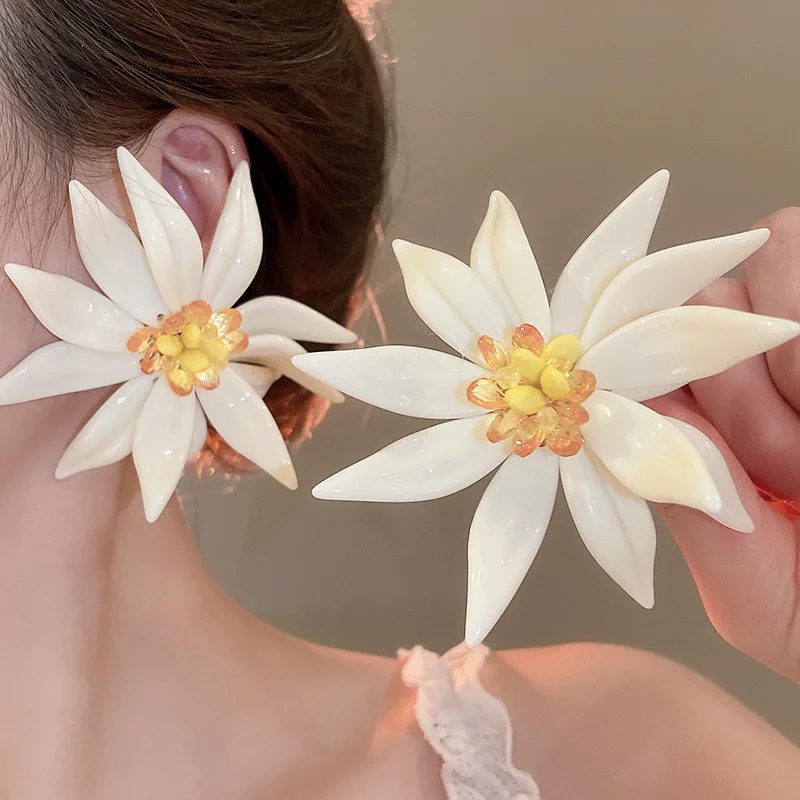Super Large White Smooth Resin Flower Stud Earrings Women Bohemian Exaggerated Crystal Stamen Ear Studs Trendy Holiday Jewelry M