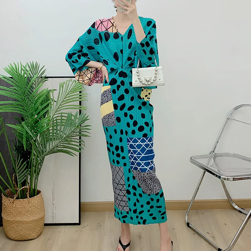 Women's Dresses Autumn 2023 New V-Neck Polka Dot Printed Patchwork V-Neck Batwing Sleeves Slimming Kimono Stretch Miyake Pleats