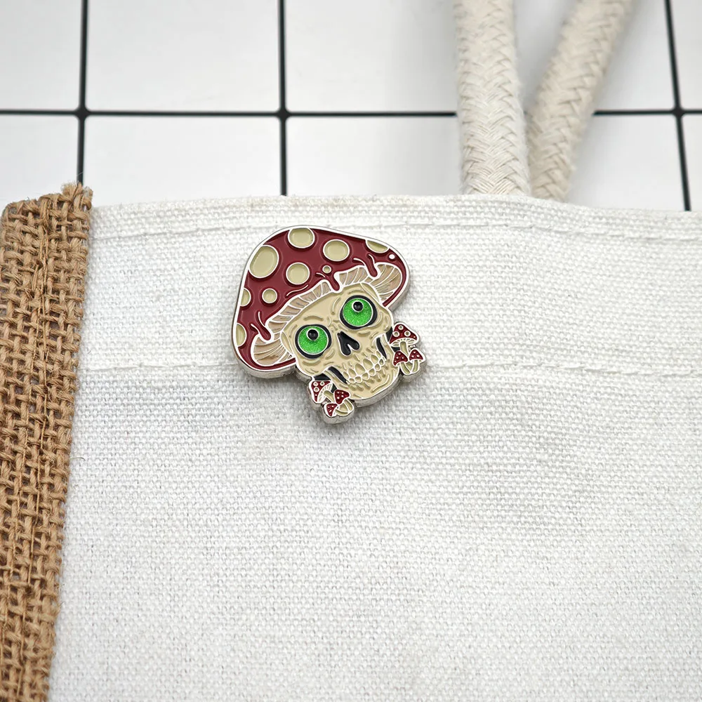 Im Dunkeln leuchtender Pilz-Totenkopf-Emaille-Pin, rote Pilz-Brosche, psychedelische Anstecknadel, Gothic-Halloween-Schmuckgeschenk – Detail 9