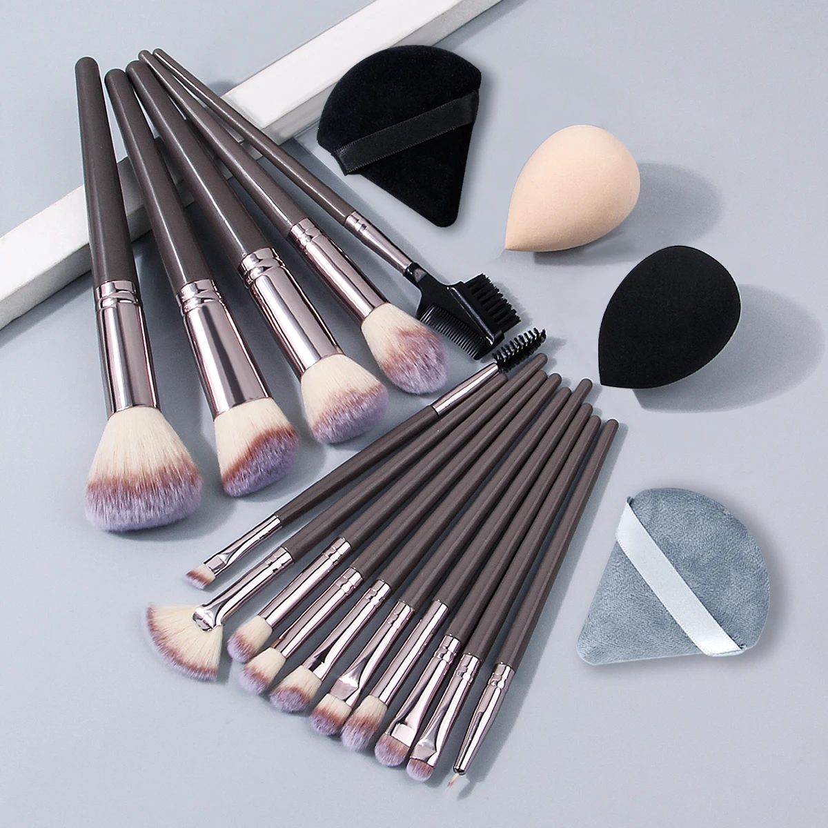 19pcs Professional Makeup Brush Kit,15Brushes+2Powder Puffs+2Makeup Sponges,Portable Complete CosmeticTools Set for Daily&Travel