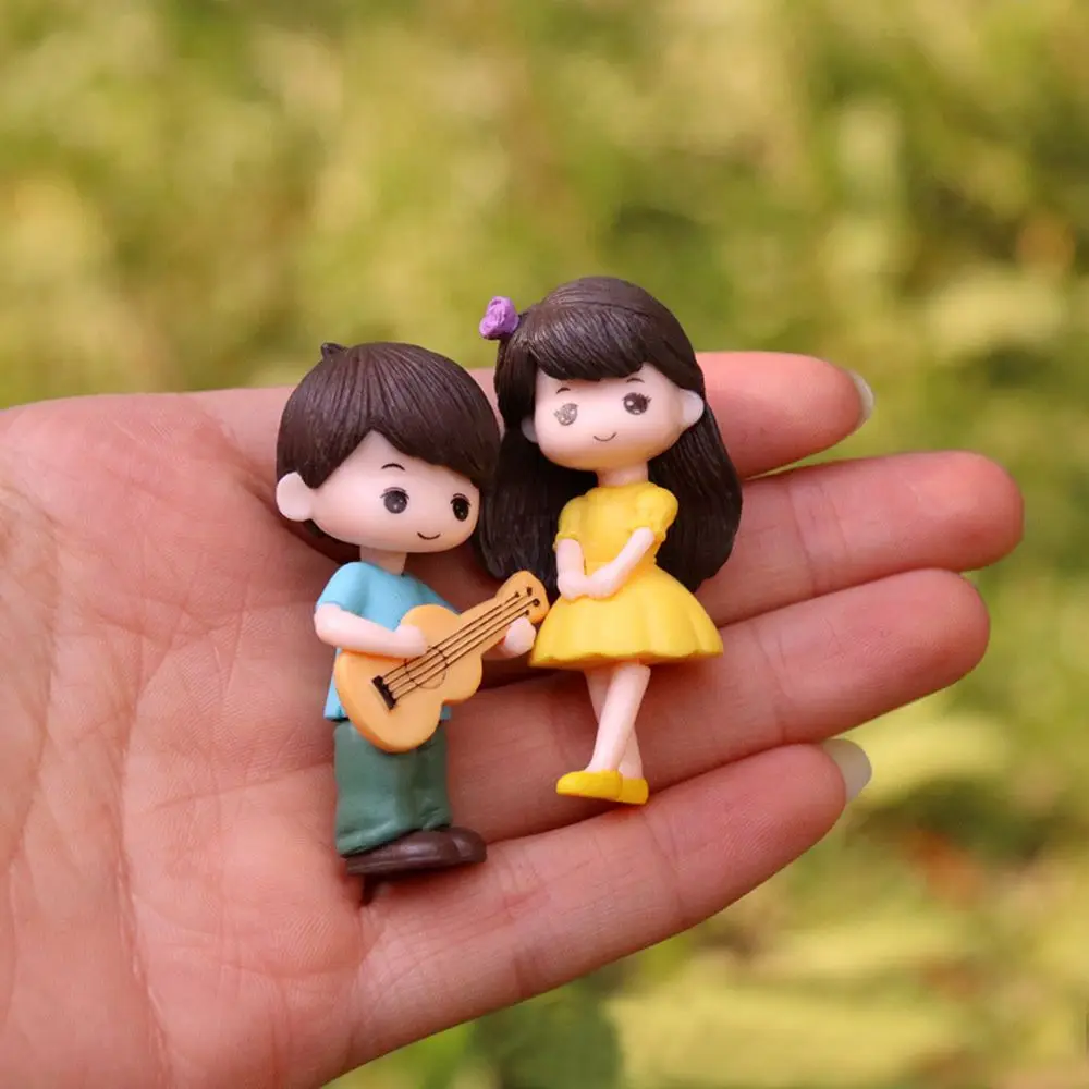 2pcs/set Miniature Ornaments Boy Girl Guitar Sweety Lovers Couple Figurines Craft Resin Wedding Dolls Accessories Home Decor