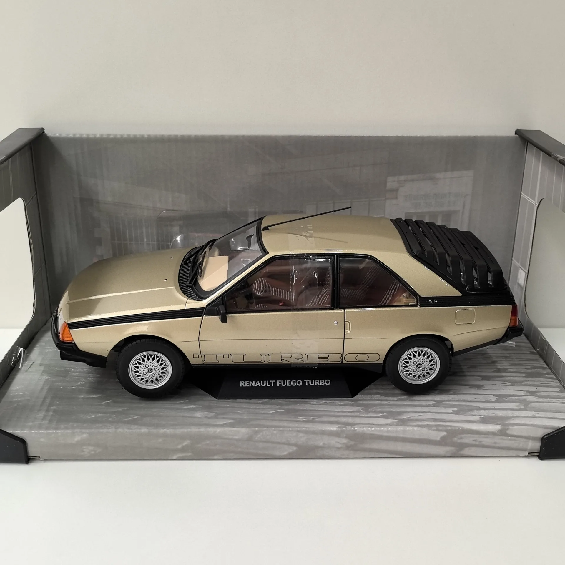 ダイキャスト SOLIDO 1/18 スケール ルノー フエゴ ターボ ルノー合金車モデル コレクタブルおもちゃ ギフト 記念品 ディスプレイ装飾