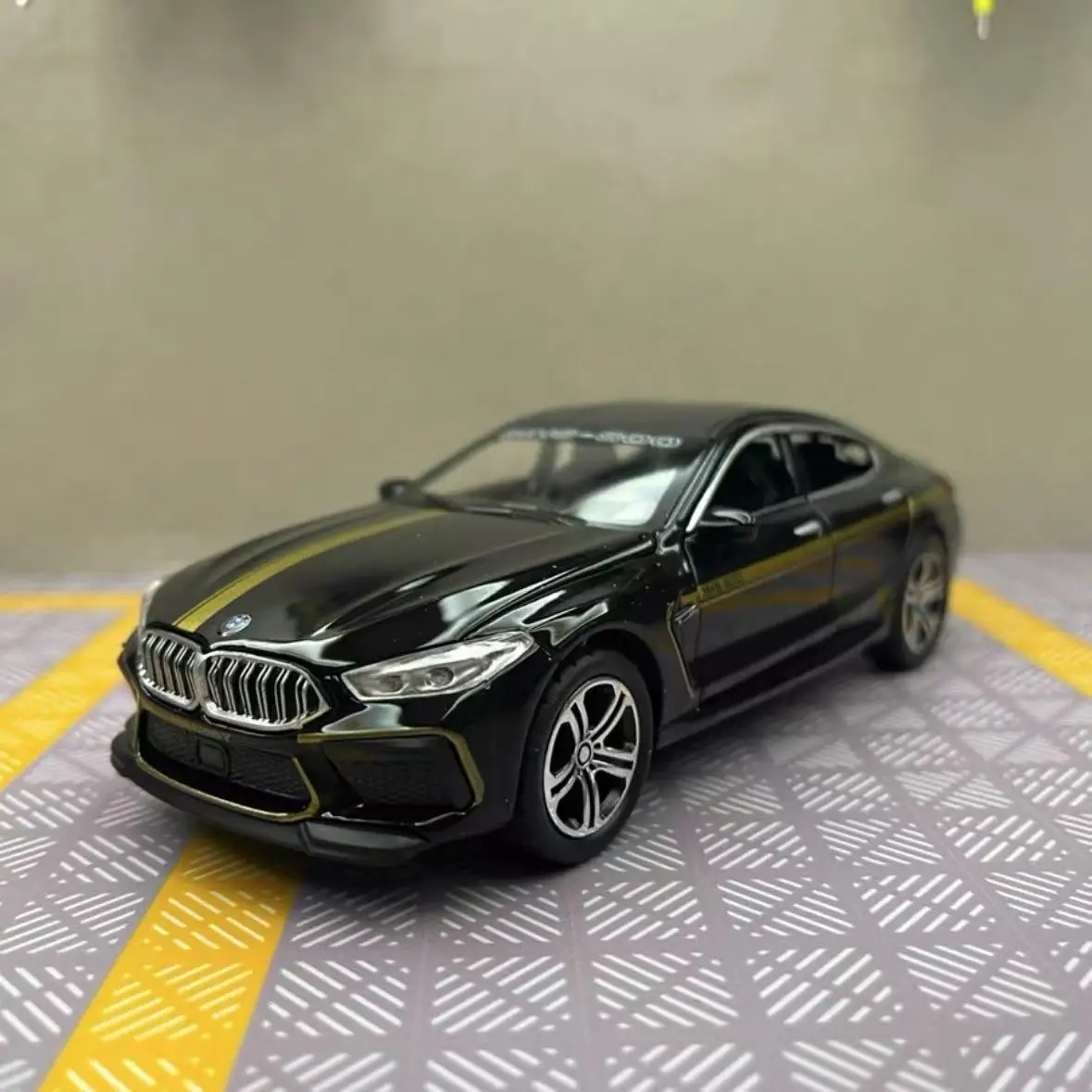 

1:32 Scale Diecast Simulator Model Car BMW M8 Classic Vehicle Metal Alloy Toy Car For Boy Children Gift CollectionFashi Fashion