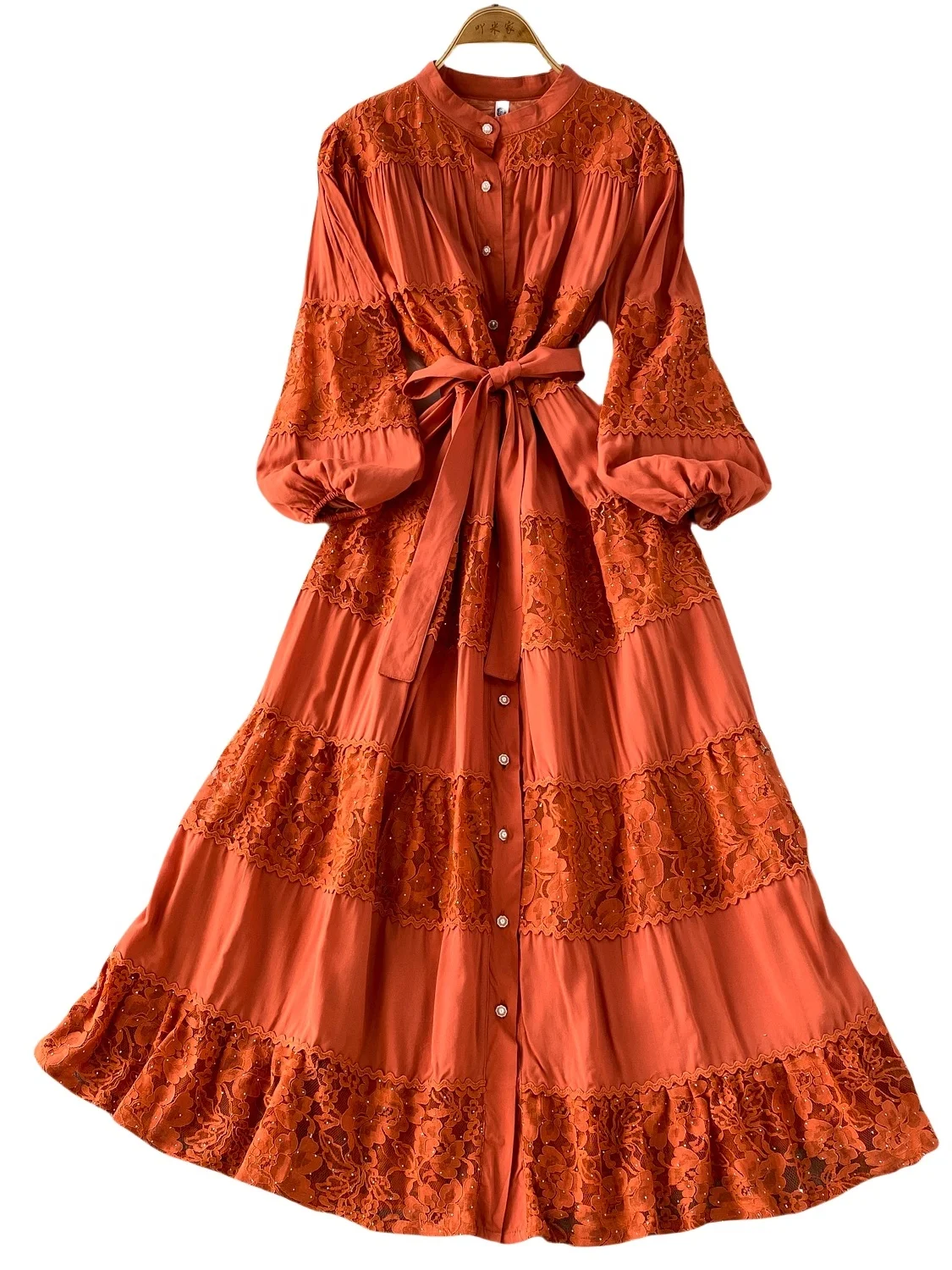 エレガントなラウンドネックレースロングドレス レディース 秋 シングルボタン ウエストシェイプ ダイヤモンド装飾 Aラインスカート 通勤スタイル