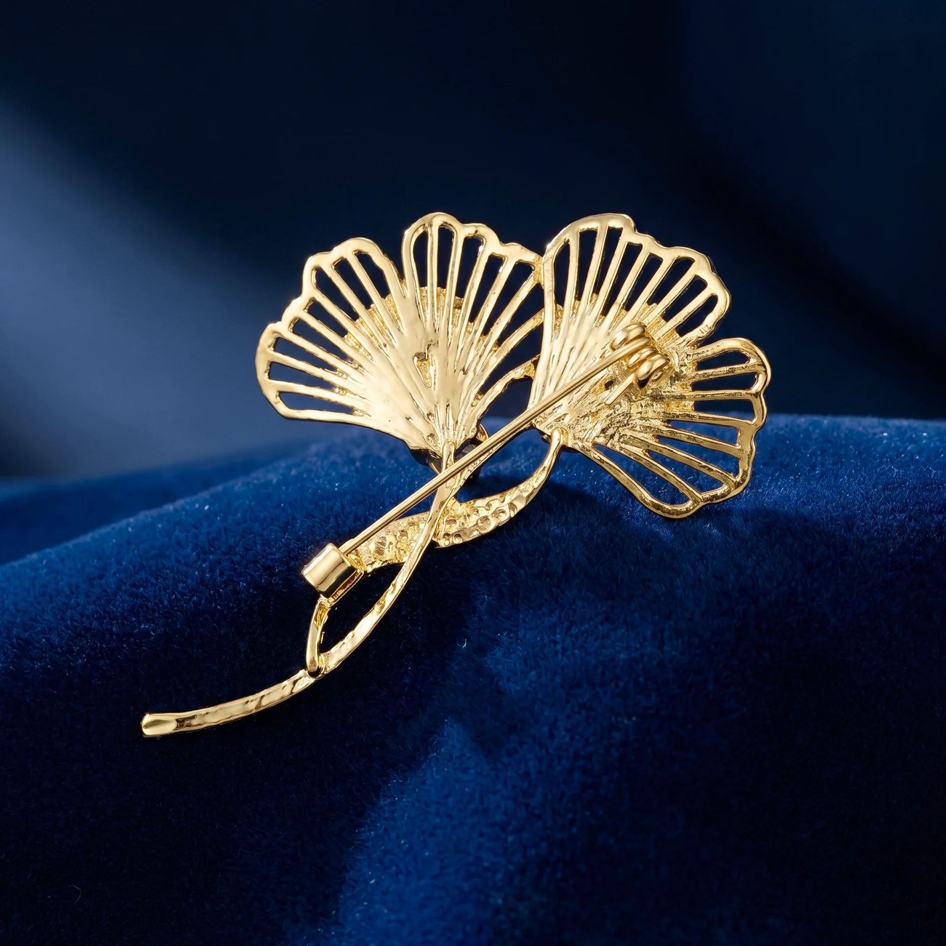 Cross border fashion magnolia flower brooch, small, fresh, versatile, women's suit shirt, chest flower accessory brooch