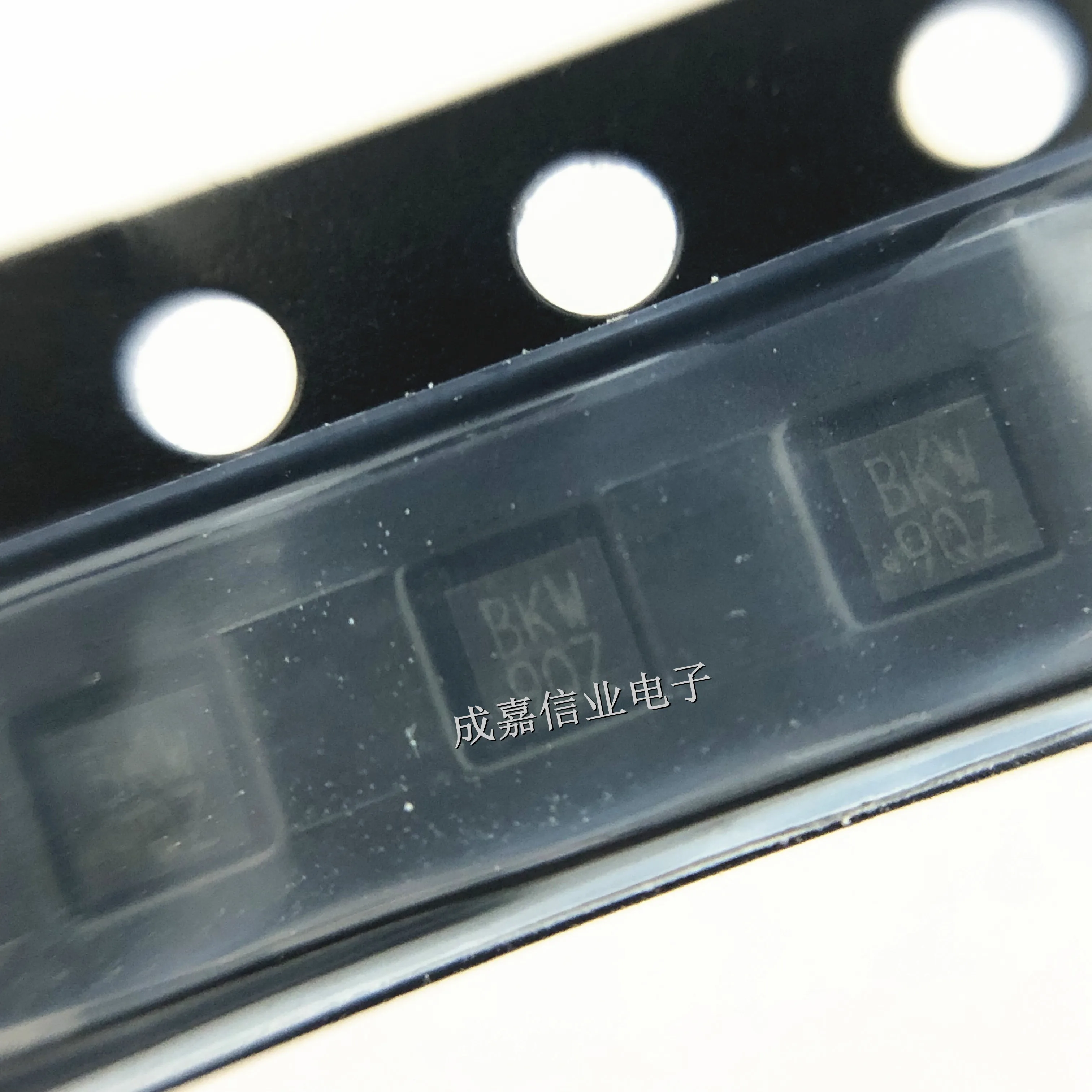 10 個/ロット SIB455EDK-T1-GE3 SC75-6 マーキング;BKW N チャネル MOSFET 9A 12V 22mOhms 動作温度:- 55 C-+ 150 C