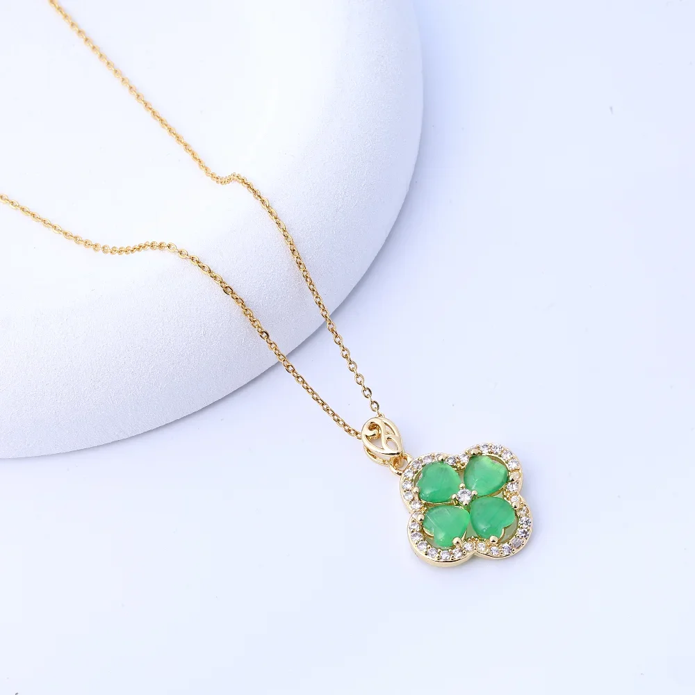 قلادة جميلة للرجال والنساء - قلادة مطعمة صغيرة من فولاذ التيتانيوم على شكل زهرة خضراء مكونة من أربع أوراق شجر، أحدث هدية على الموضة من Tiktok، #1