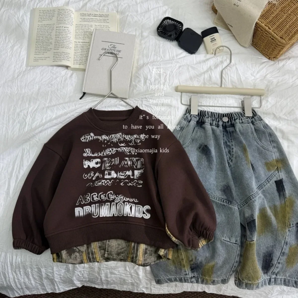 

Boys' Spring and Autumn Set 2026 New Children's Letter Splicing Hoodie Retro Jeans Two Piece Fashion Outfit Set