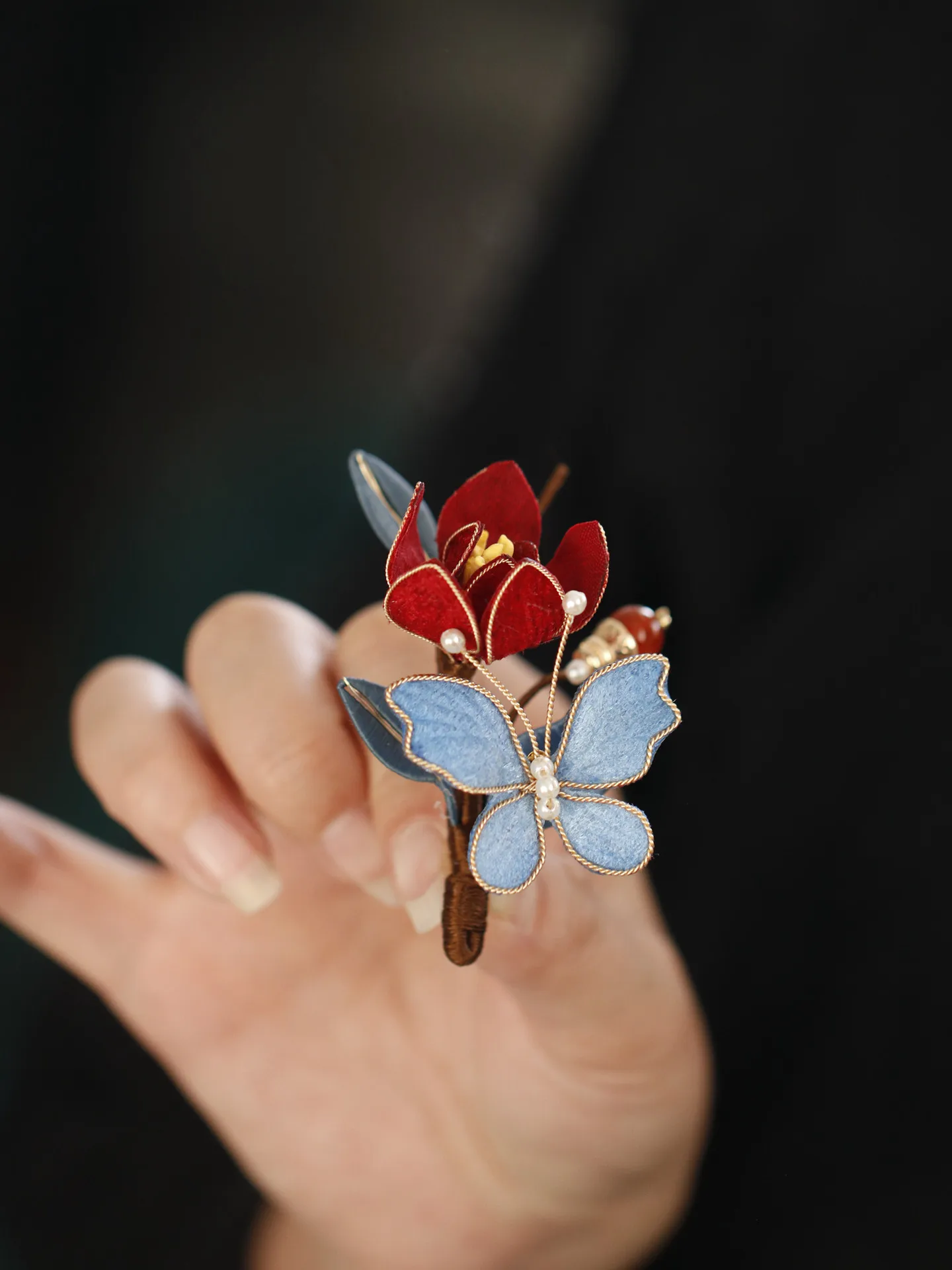 Chinese Style Retro Red Blue Camellia Butterfly Brooch Lucky Blessing Lapel Pin For Cheongsam Coat Elegant Daily Wear Accessory