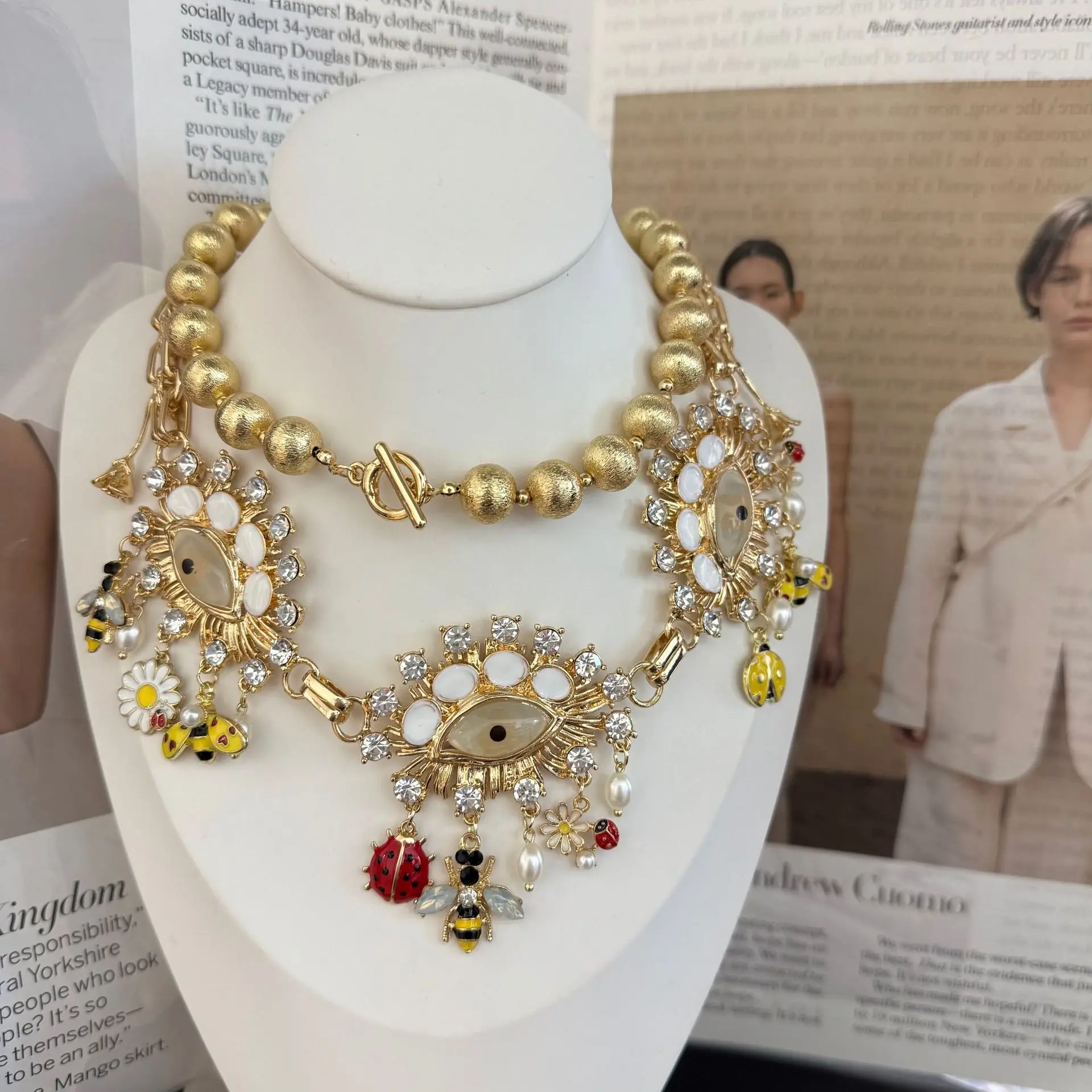 

Light Luxury INS Metal Evil Eye Inlaid Zircon Bee Ladybug Exaggerated Retro Clavicle Necklace Women Fashion Party Jewelry Gift