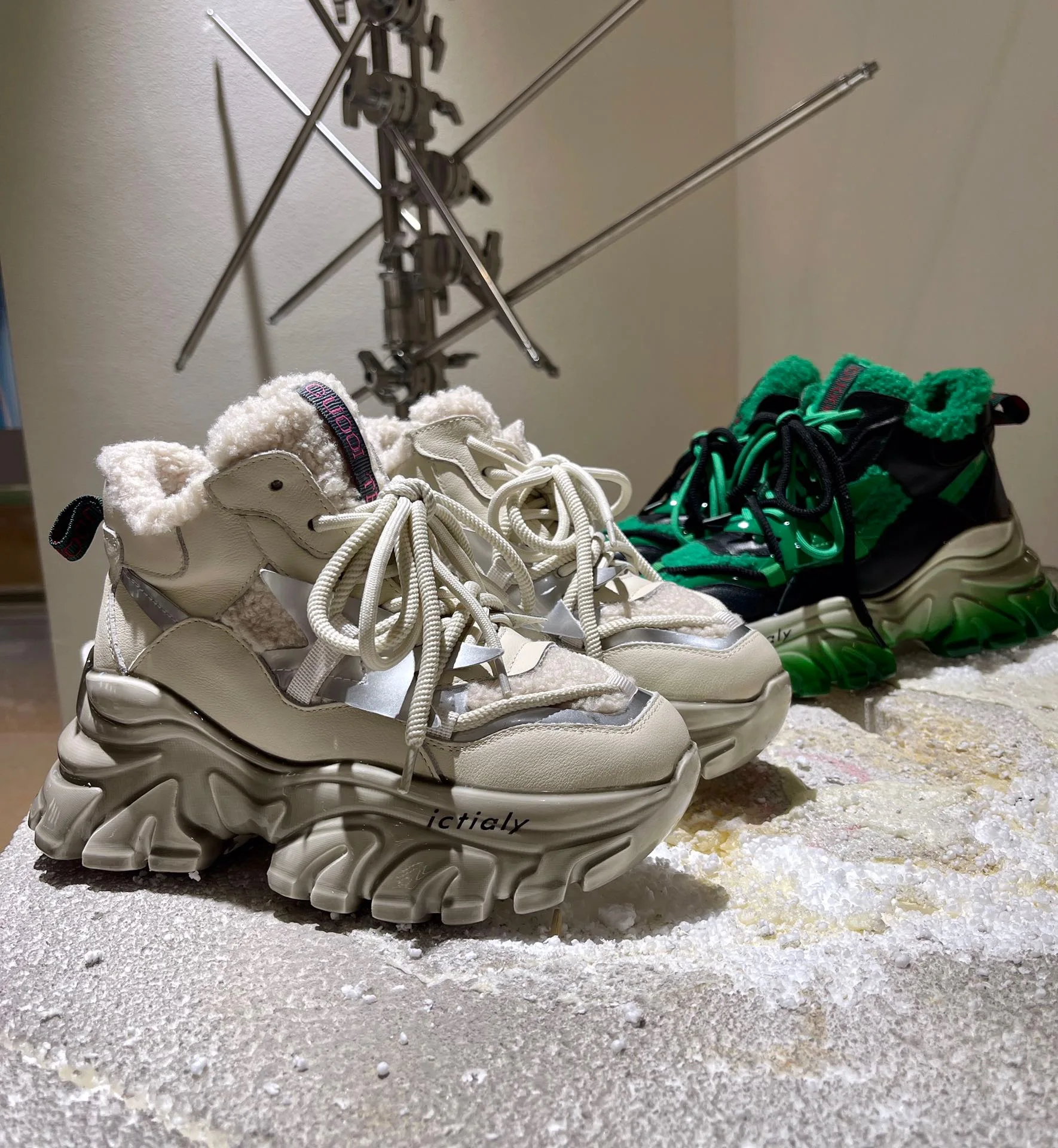 Scarpe da neve in pelliccia calda invernale da donna stivali corti Sneakers alte e grosse piattaforme con tacchi alti Designer di lusso di marca