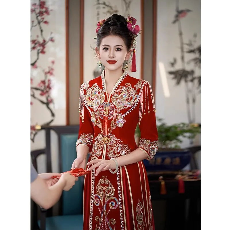 

A new luxurious Chinese-style wedding dress with velvet embroidery for figure