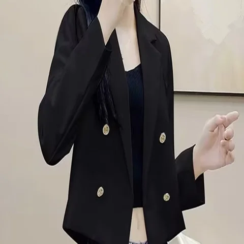 معطف نسائي مقصوص جديد في الملابس الخارجية سترة نسائية ذات ياقة بسحاب وياقة طويلة جدًا ونمط مقسم وطيات بساطتها