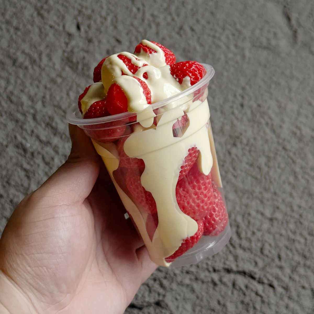 Рождественская поддельная клубничная десертная чашка - реалистичная имитация еды, декор рождественской елки, подарок на праздничную вечеринку, реквизит для фотосъемки