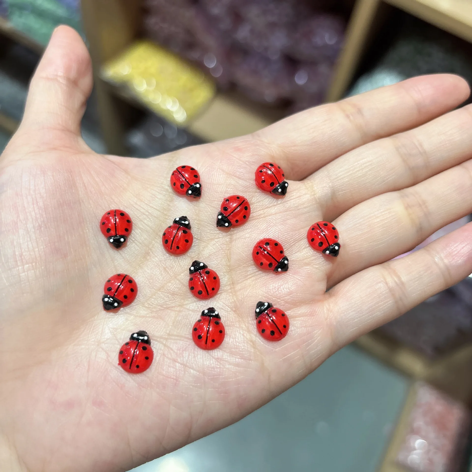 50 szt. Ozdób do paznokci w kształcie biedronki - trójwymiarowe czerwone żywiczne żuki do fantazyjnych manicure DIY