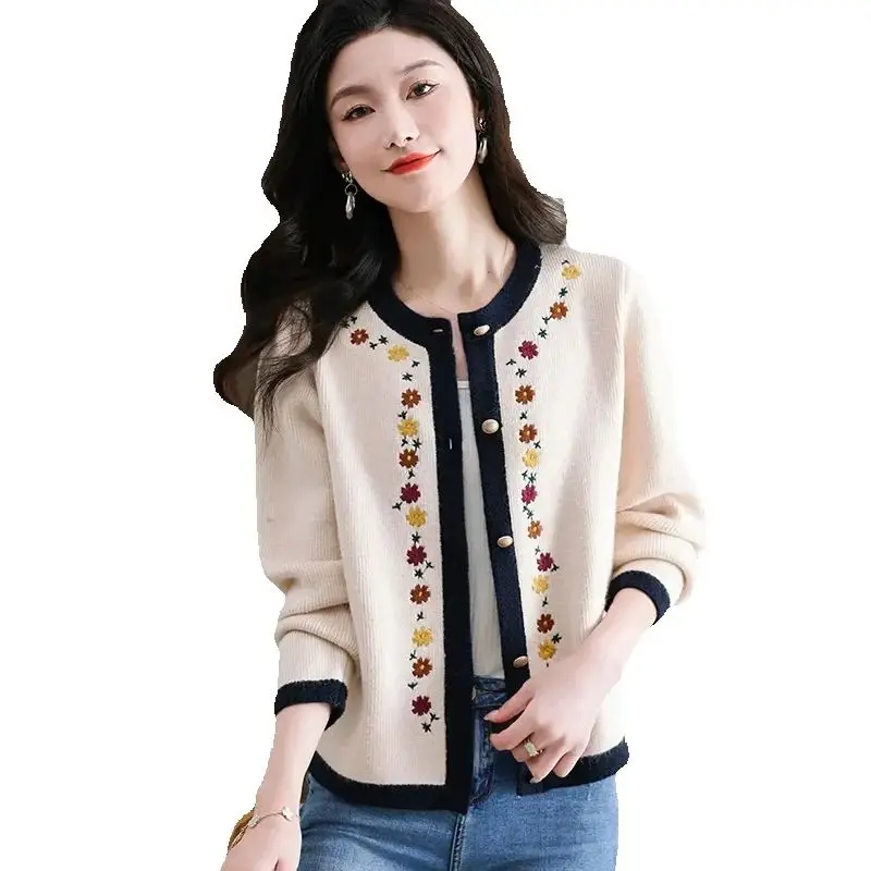 เสื้อคาร์ดิแกนไหมพรมปักลายสำหรับผู้หญิง เสื้อคลุมแจ็คเก็ตฤดูใบไม้ผลิและฤดูใบไม้ร่วงแบบใหม่ คอทรงโอ แขนยาว ติดกระดุมแถวเดียว เสื้อถักสั้นสำหรับผู้หญิง