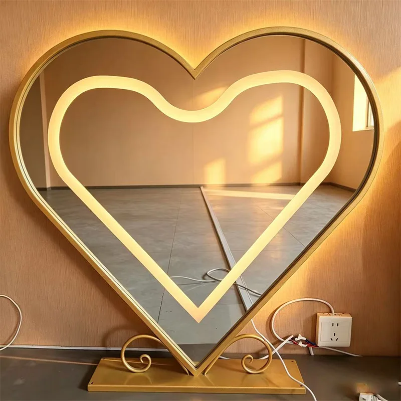 miroir-lumineux-en-forme-de-cœur-avec-cadre-en-fer-forge-miroir-de-maquillage-lumiere-d'ambiance-pour-chambre-a-coucher-miroir-led-lumineux-au-design-raffine