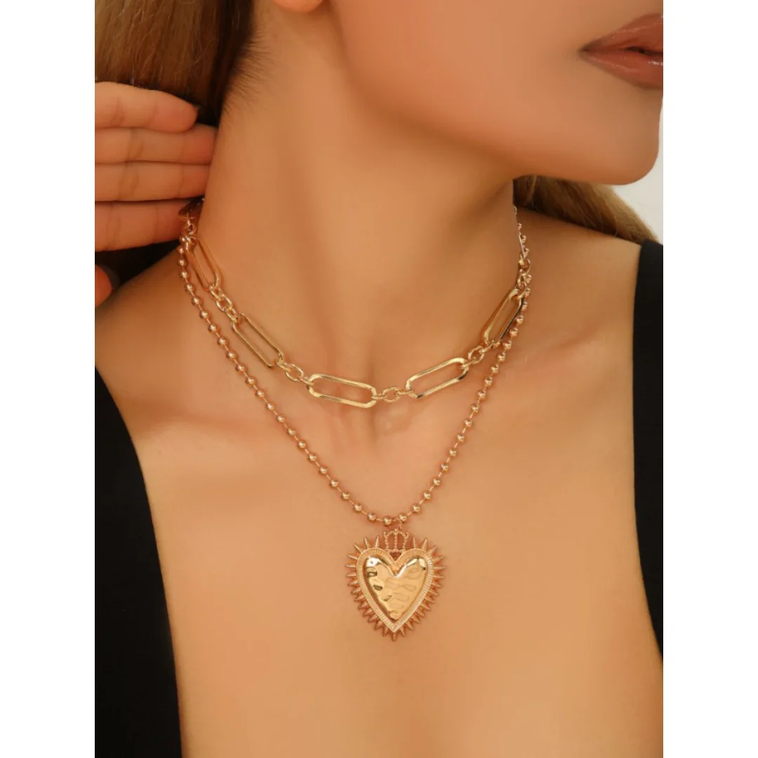 Personalidad y collar de cadena de clavícula de estilo lujoso y liviano con un colgante de corazón simple pero elegante.