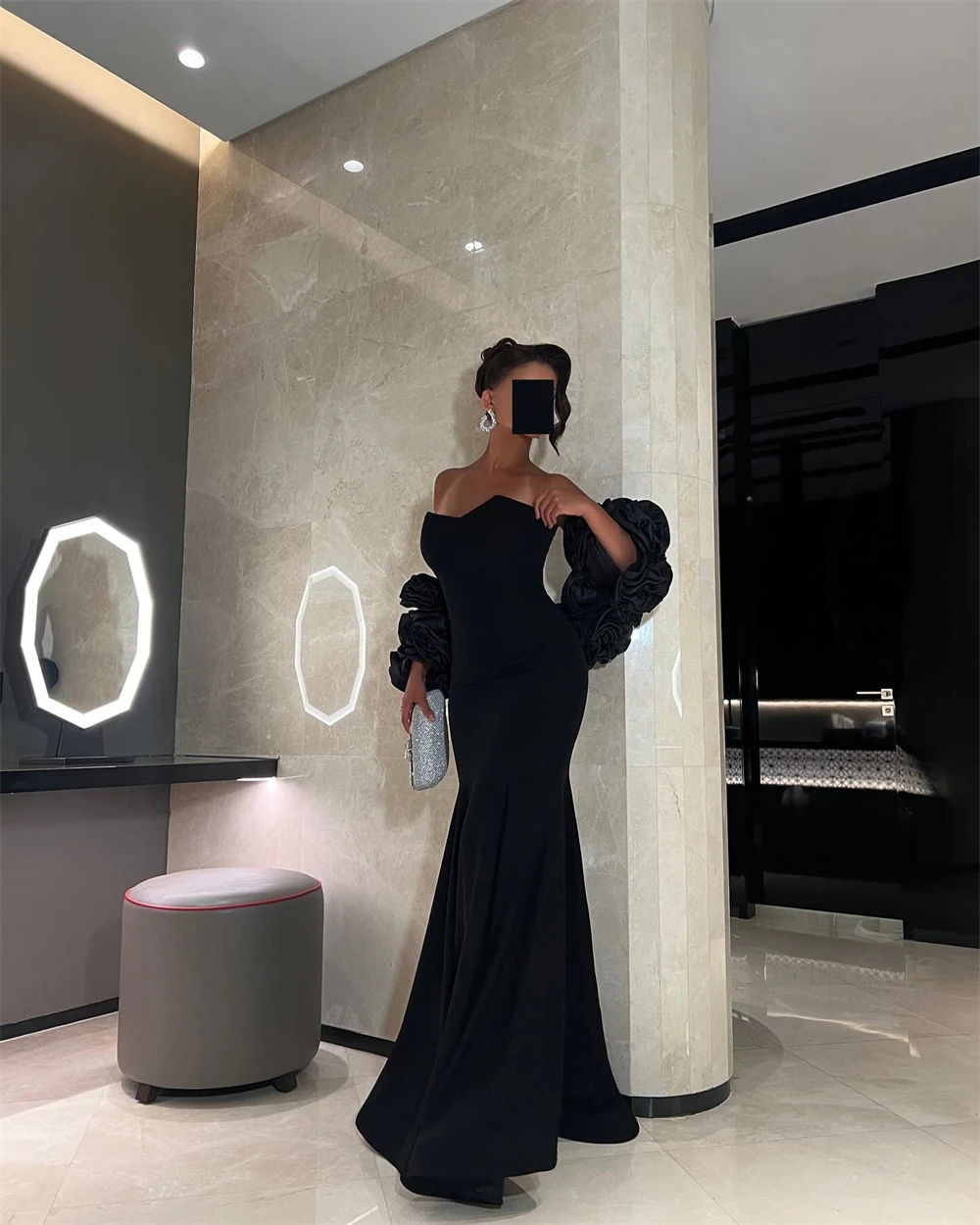 Классическое вечернее платье из черного джерси без бретелек со съемными рукавами по индивидуальному заказу E с скользящим шлейфом и цветами с рюшами для особых случаев