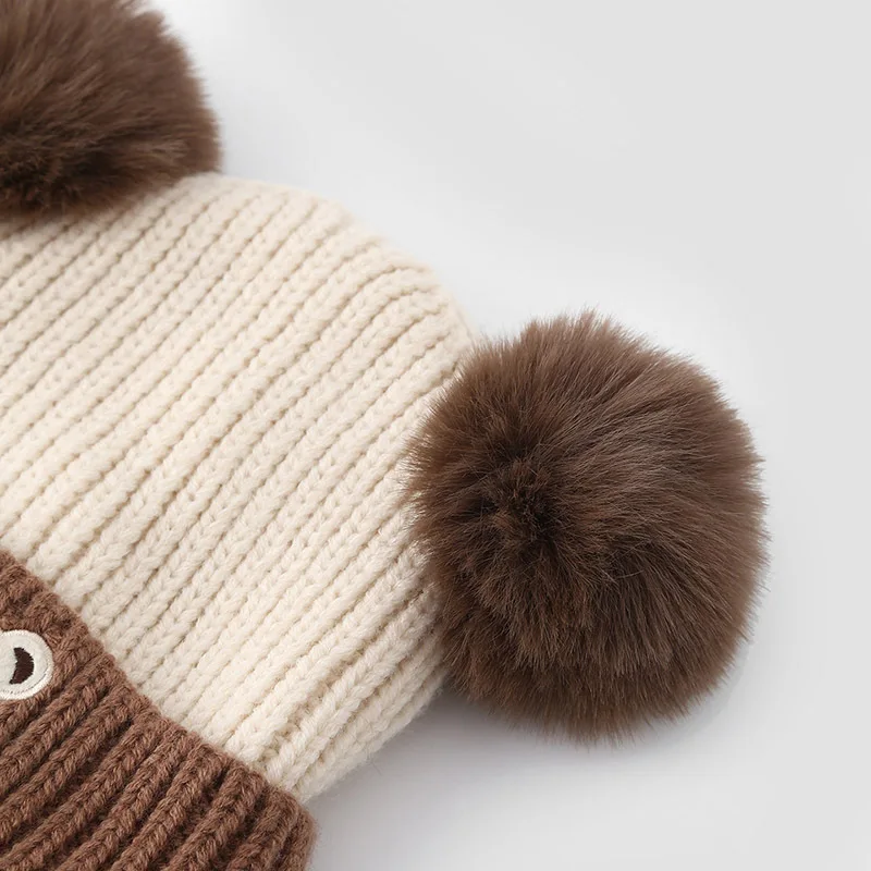 2025New otoño e invierno sombreros de punto para niños lindo bloque de Color oso tejido cálido sombrero con protección para los oídos para niños y niñas