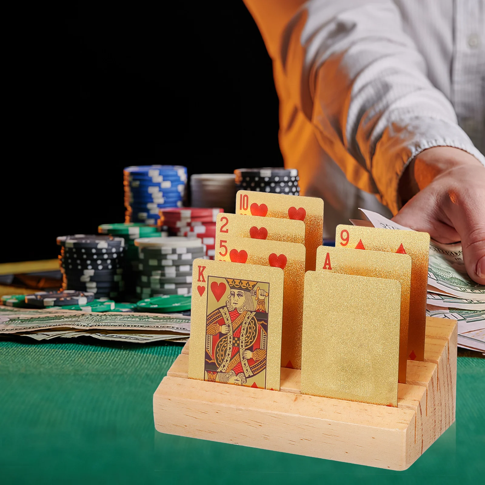 Drewniany stojak na karty z ukośnymi przegródkami, zapewniający pewny chwyt podczas gry w bridge i innych kartowych grych, wygodna tacka.