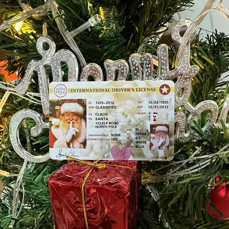 1/4 قطعة زينة عيد الميلاد التقليدية سانتا كلوز مزلقة رخصة القيادة البلاستيك الجدة عطلة بطاقات احتفالية سانتا عرض الدعائم