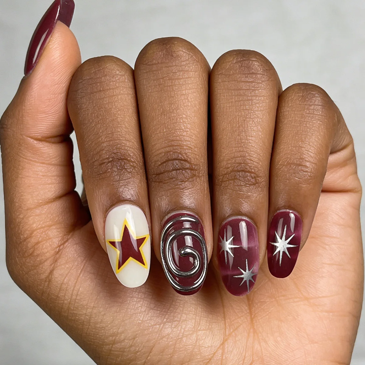 

24 шт. накладных ногтей из АБС-пластика, средней длины, овальной формы, бордовые, с звездами, в стиле Y2K, ретро, для женщин и девушек
