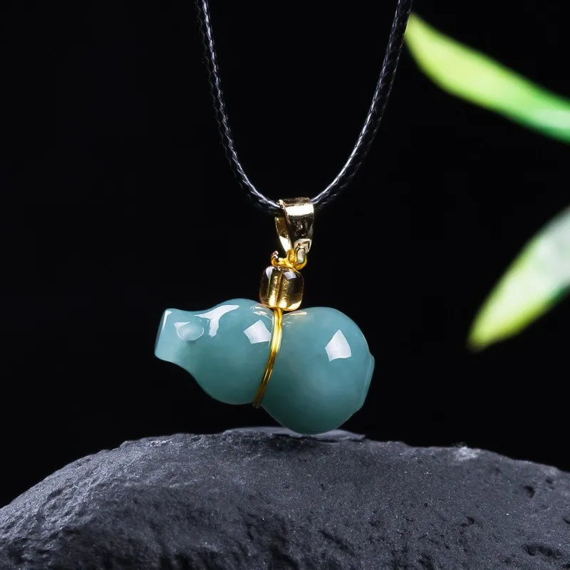 Pendentif en jade bleu de qualité supérieure, originaire du Myanmar, collier en jade en forme de gourde pour femmes, chaîne pour la clavicule, cadeau pour les fêtes.