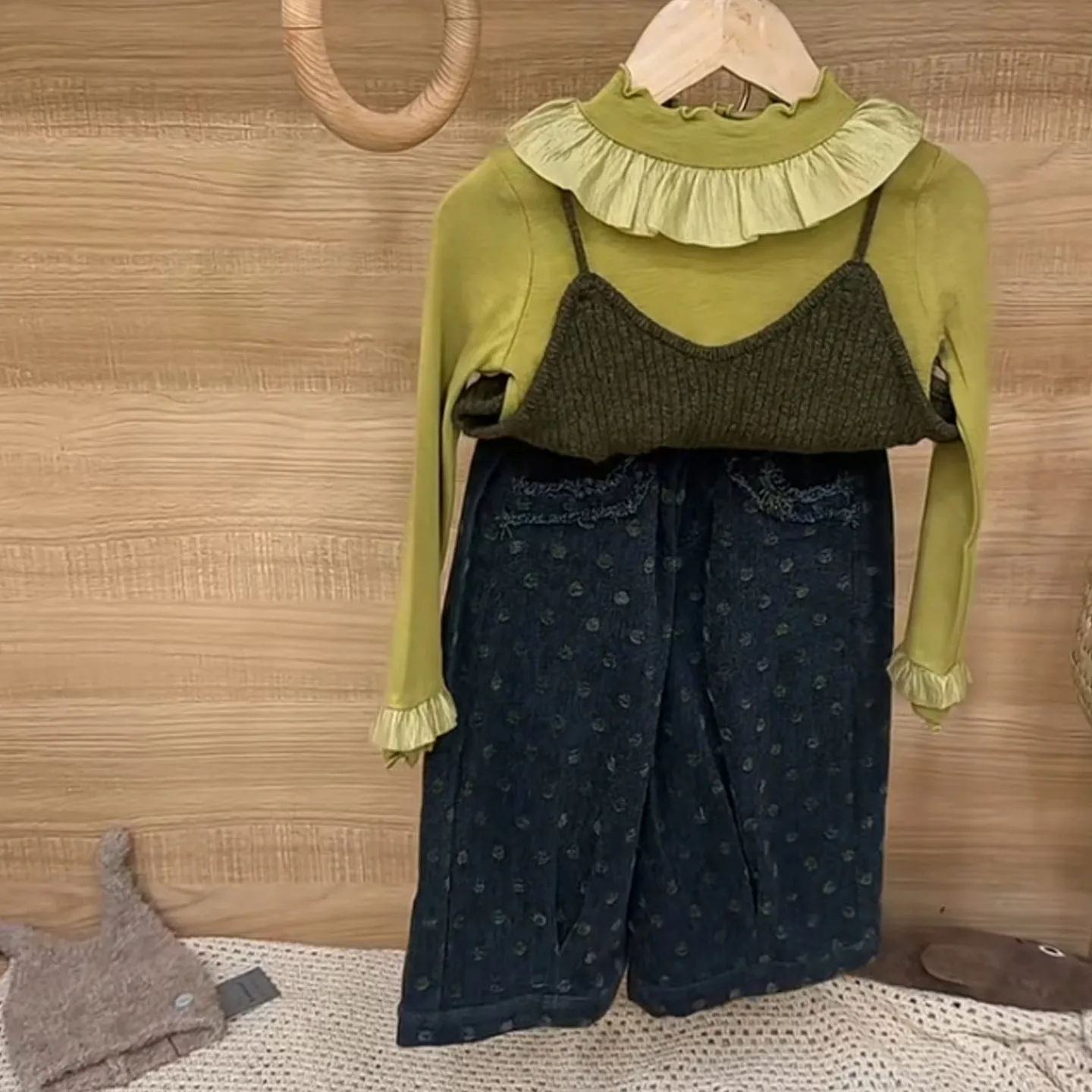 

2025 New Girls' Set Autumn Children's Versatile Loose Knitted Strap Girls' Loose Straight Leg Jeans