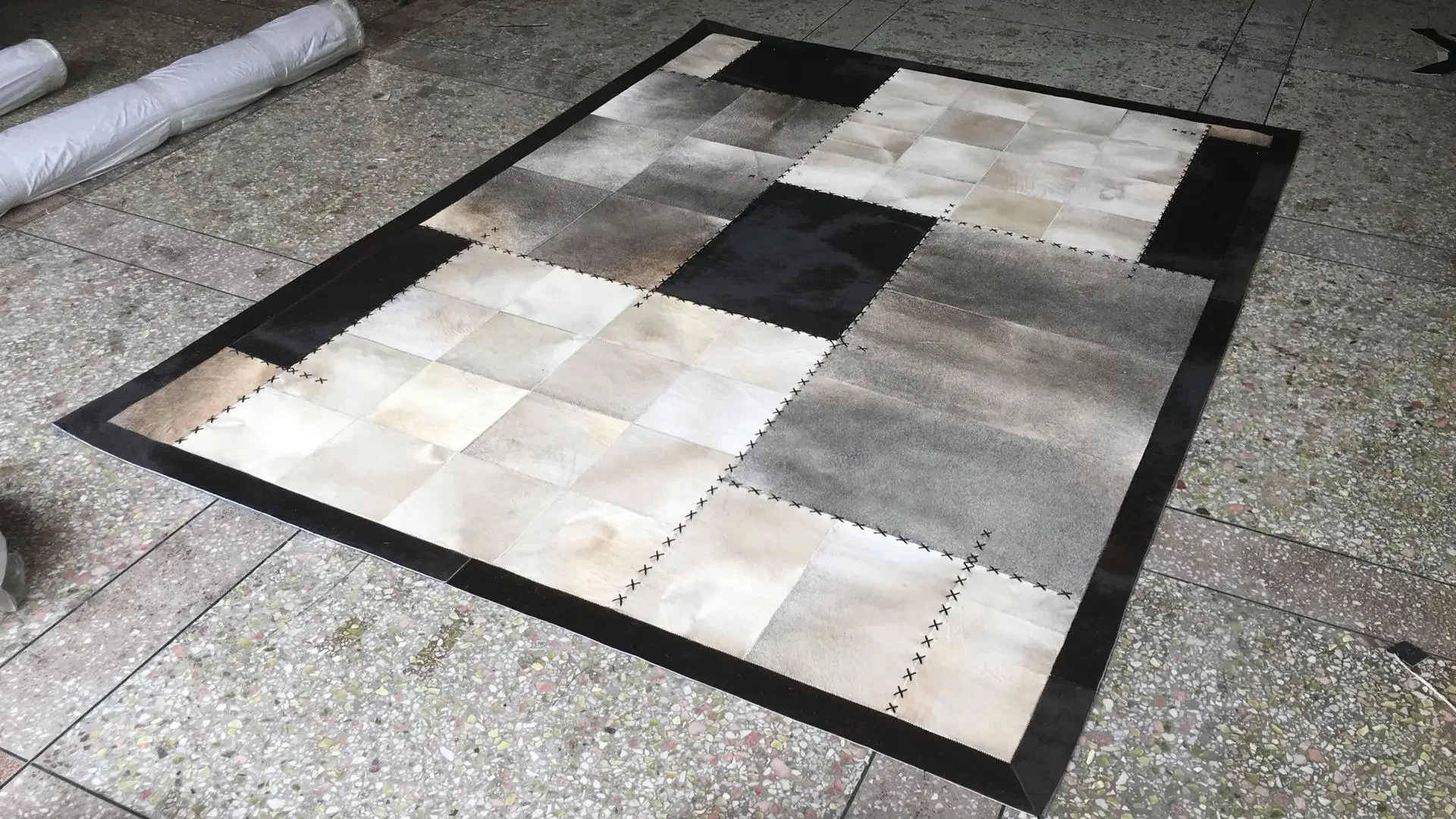 

Patchwork Cowhide Carpet CR-71 Black-Grey-White