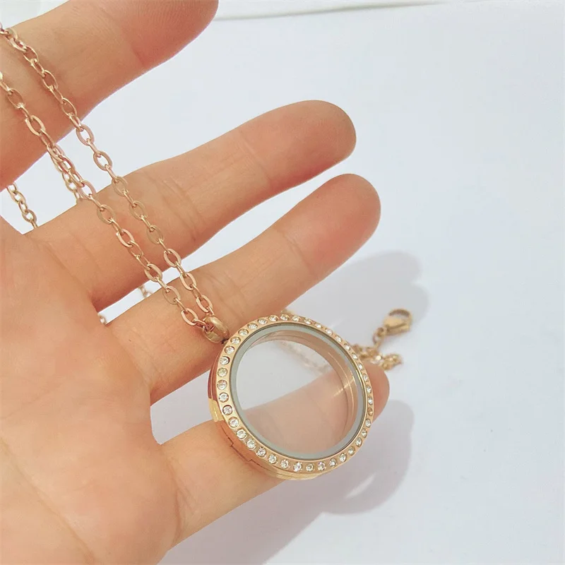 

New Stainless Steel Pendant Necklace Can Be Opened To Hold Photos. Wholesale Of Circular Necklace