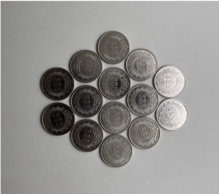 Não será enviado se comprado separadamente, 100 peças em uma embalagem. Fichas de jogo personalizadas para máquina de venda automática de cartões de jogo, adesivos de tatuagem e postais.
