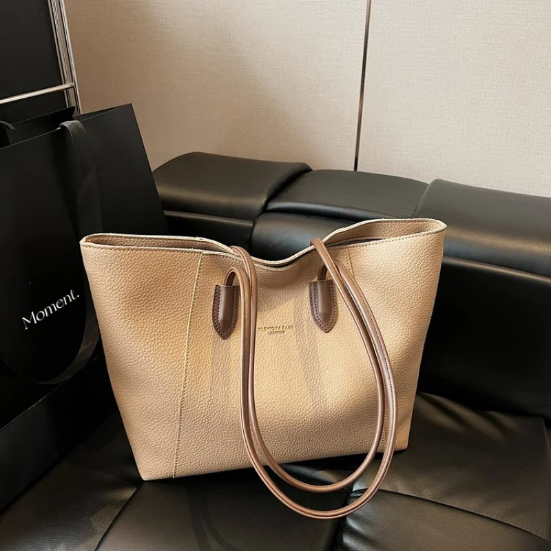 

Elegant Women's Messenger Bag Made Of Fine Leather Boasting High-End Quality And Trendy Vintage Daily Look ​