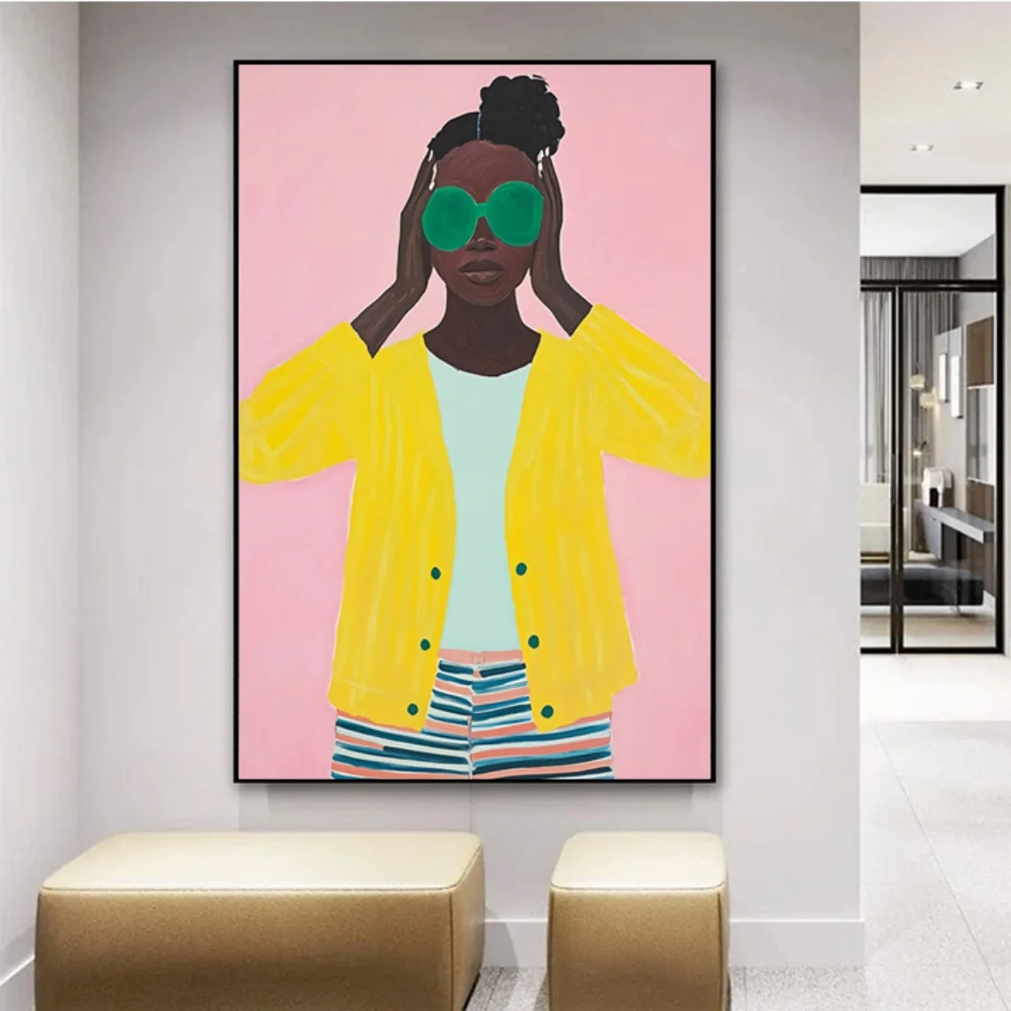 Arte de parede vibrante e contemporânea - Impressão divertida de arte pop de uma mulher confiante, com mistura de amarelo ousado, verde esmeralda e azul.