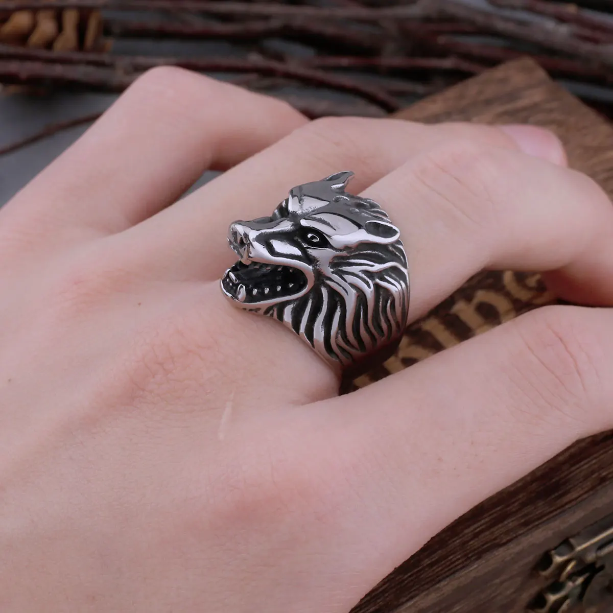 Gothic Stainless Steel Wolf Head Ring Retro Totem Defense Amulet Rune Men\'s Classic Hip Hop Rock Party Ring Jewelry Box