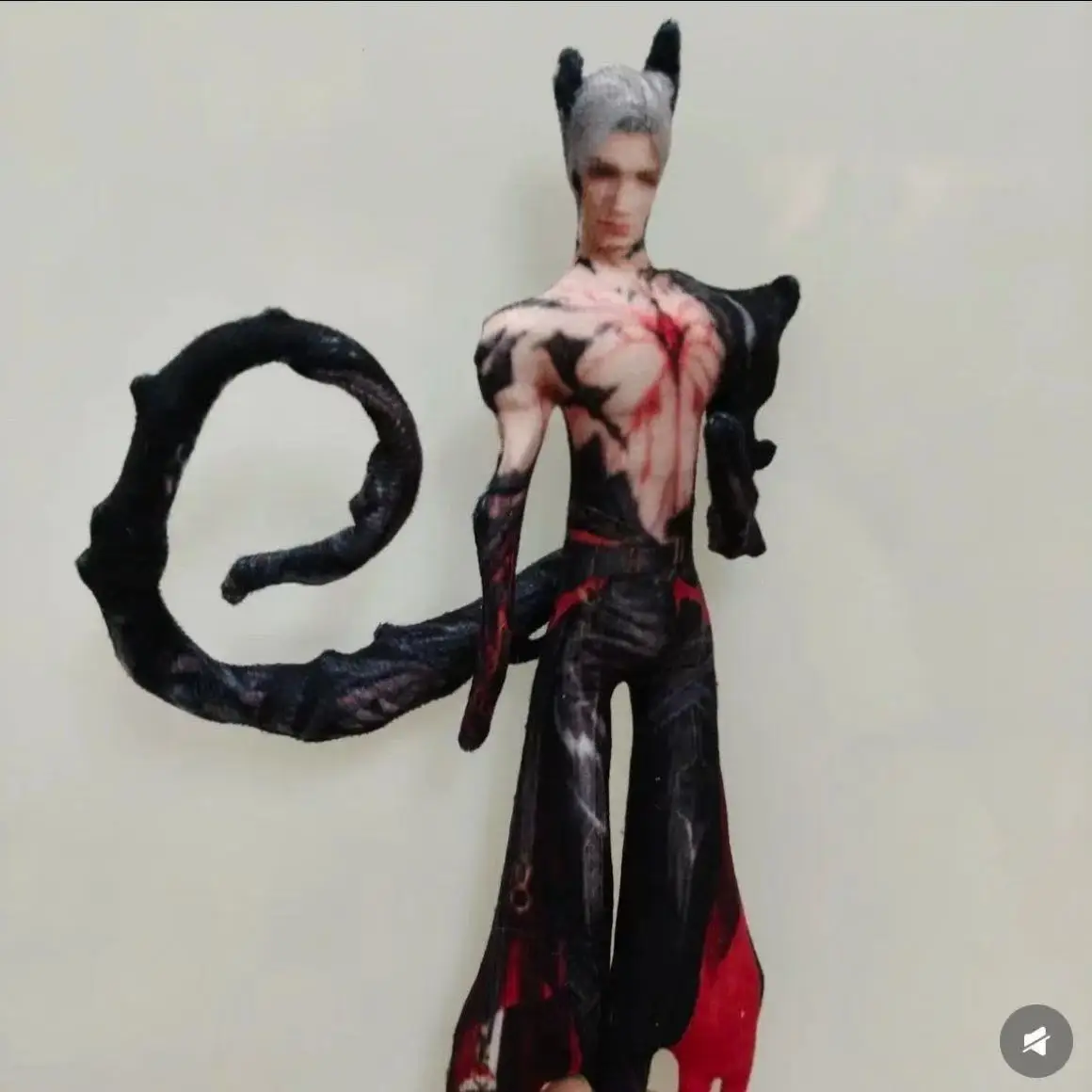 Un ratón con esqueleto, amor y espacio profundo, Sylus, extremidades separadas en espacio profundo, muñeco de peluche con forma de dragón, peluche abstracto