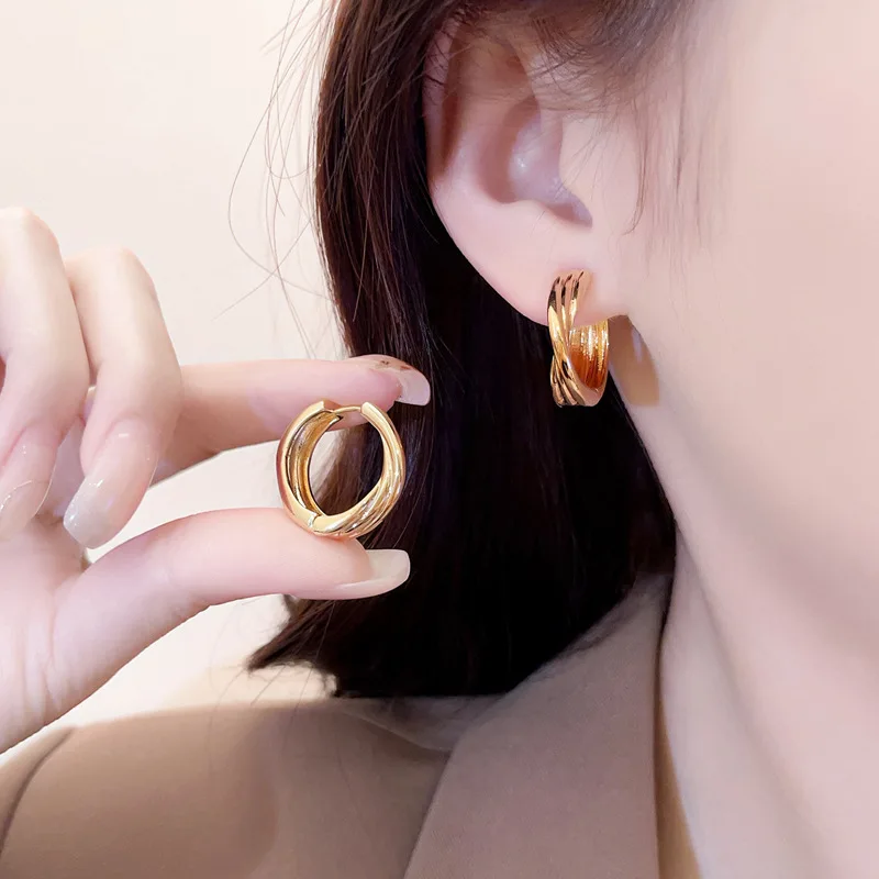 Simple Twisted Circle Metal Feeling Earrings Luxury Minimalist Fashion Copper Alloy round Shape Stud Earrings for Women