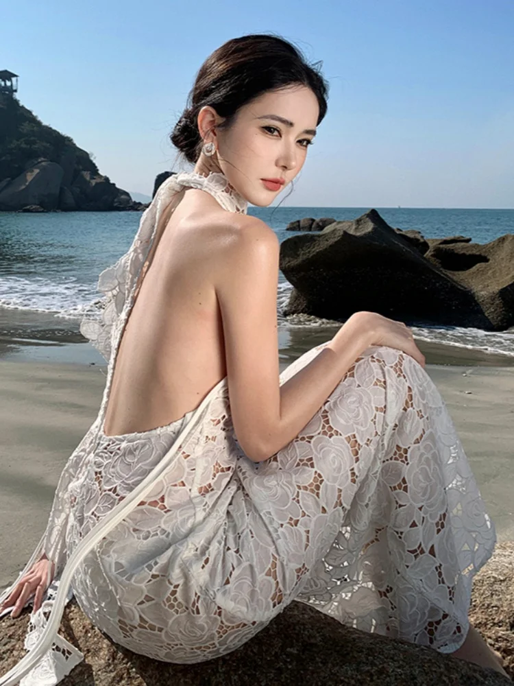 휴가 흰색 레이스 속이 빈 매달려 목 긴 드레스 섹시한 등이없는 디자인 스타일 2025 새로운 드레스