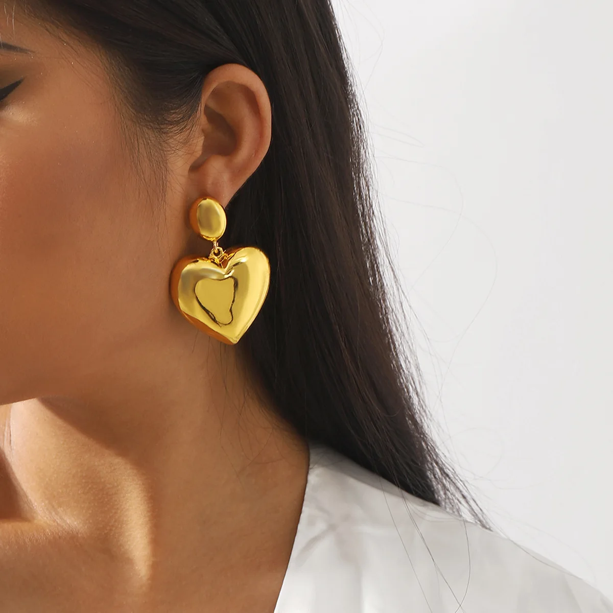 Hot selling smooth heart-shaped earrings in Europe and America, simple internet celebrity INS, cool and stylish, niche earrings