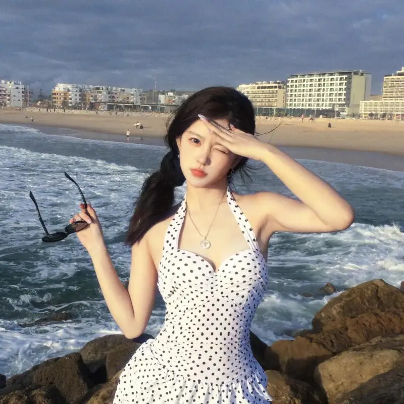 폴카 도트가 있는 한국 스타일 비키니 가슴 패드가 있는 새로운 수영복 리조트 온천에서 입기 좋은 여성용 달콤한 스타일의 수영복