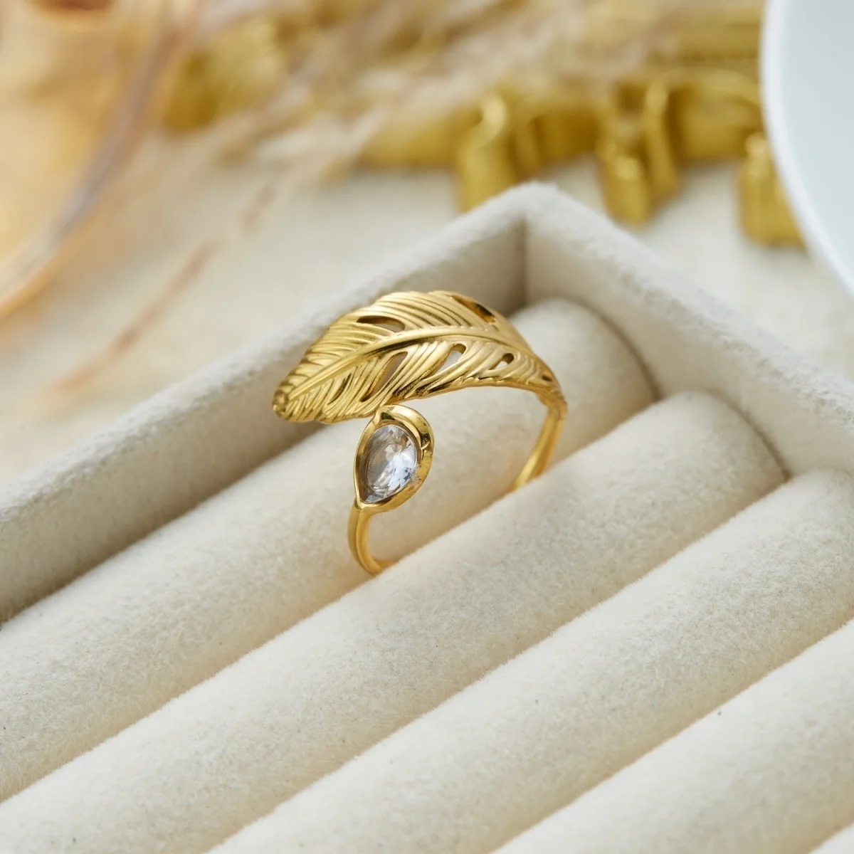Französische Vintage-Fingerringe mit hohlem, gewelltem Design, imitierten Perlen und Spiralblatt-Motiven für Damen und Herren, im Nischenstil, geometrischer Ring, ästhetischer Schmuck. – Detail 24