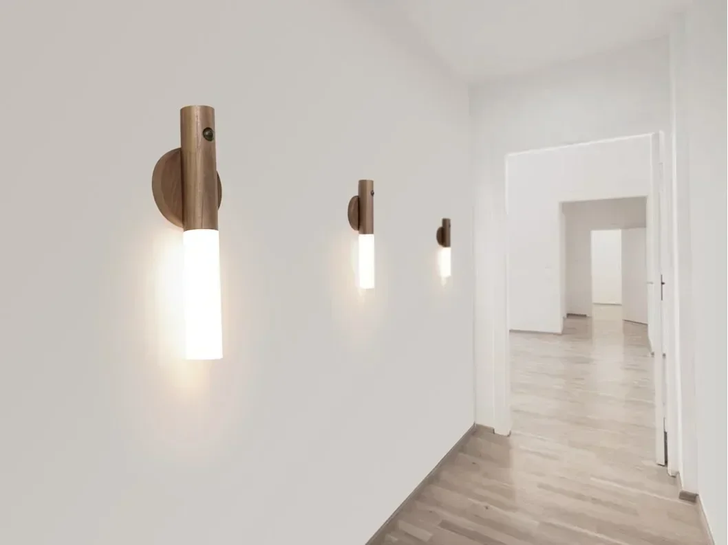 Luz LED nocturna con Sensor de movimiento inteligente, luces de pared de inducción inteligentes para el cuerpo humano, lámpara artística de madera de imitación para mesita de noche y dormitorio