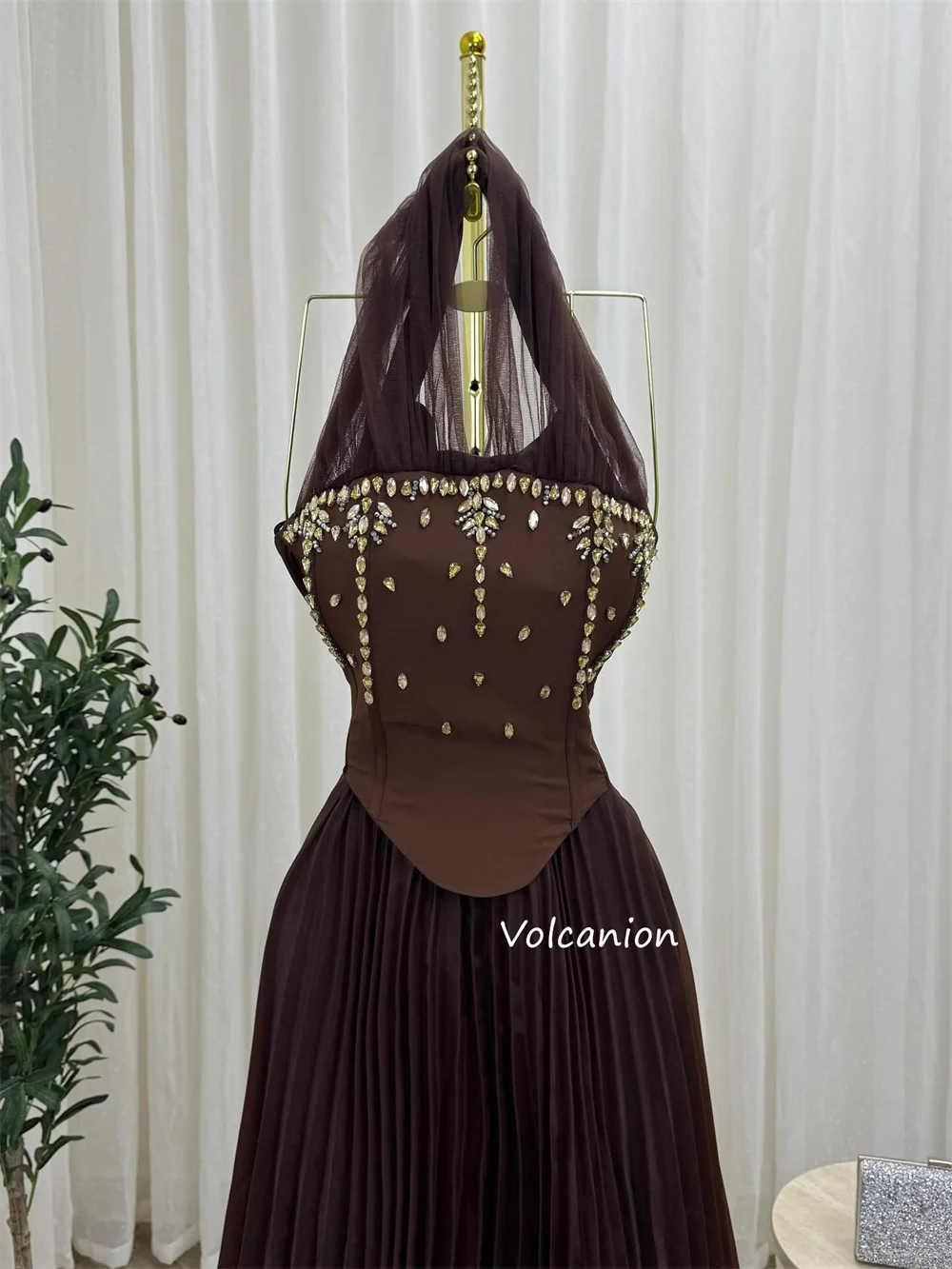 Maßgeschneiderte, hochwertige, plissierte, paillettenbesetzte A-Linien-Neckholder-lange Kleider, maßgeschneiderte Anlässe, glitzernde Größen erhältlich