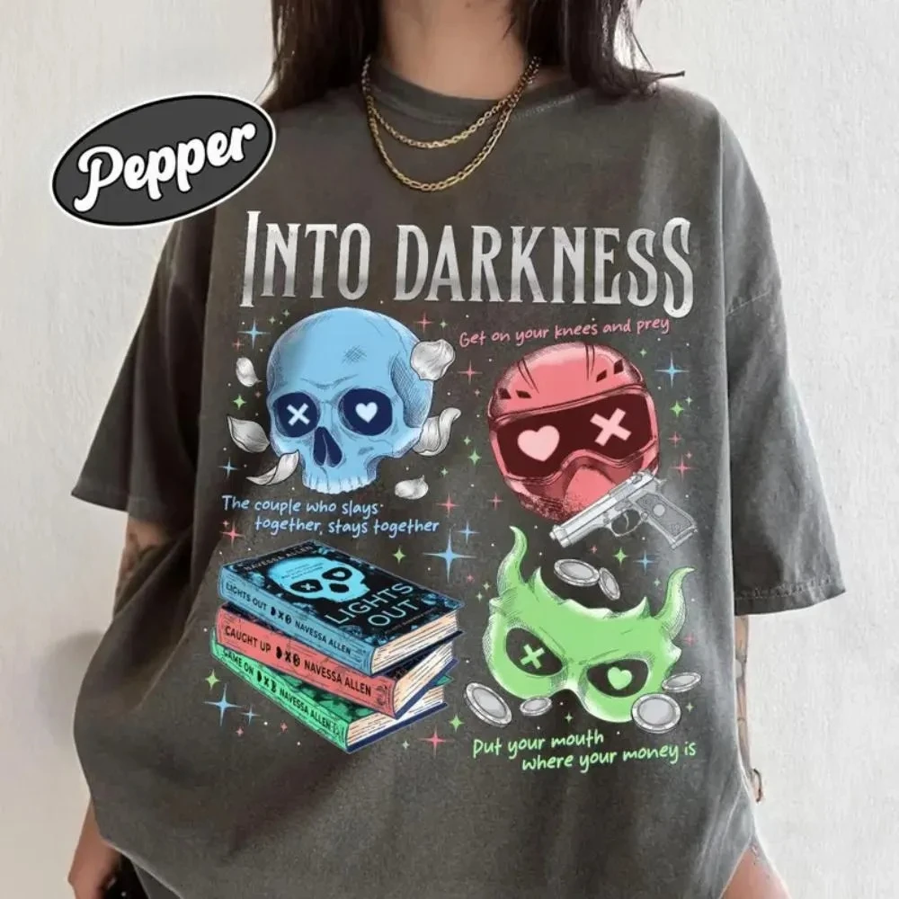 Navessa Allen Game on Tee Game on Navessa Allen T-Shirt Into Darkness Inspiriertes T-Shirt Lights Out Dark Romance Shirt Damen T-Shirt – Detail 6