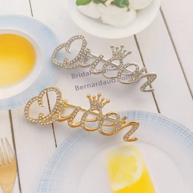 

Fashion Crystal Brooch Rhinestone Letter Queen Pin Corsage Female Clothing Accessories Brooches for Women