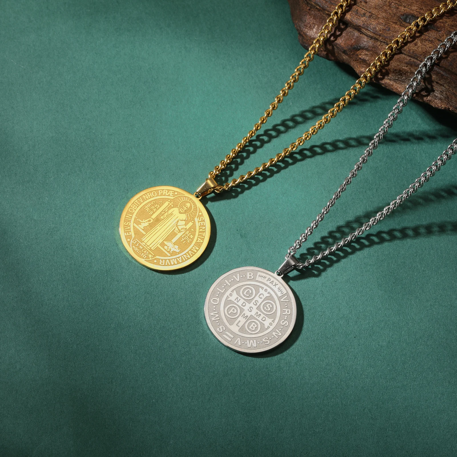 COOLTIME Saint Benedict Medaille Halskette Edelstahl katholischen Medaillon Anhänger Halsreif Vintage San Benito Amulett Schmuck Geschenk – Detail 6