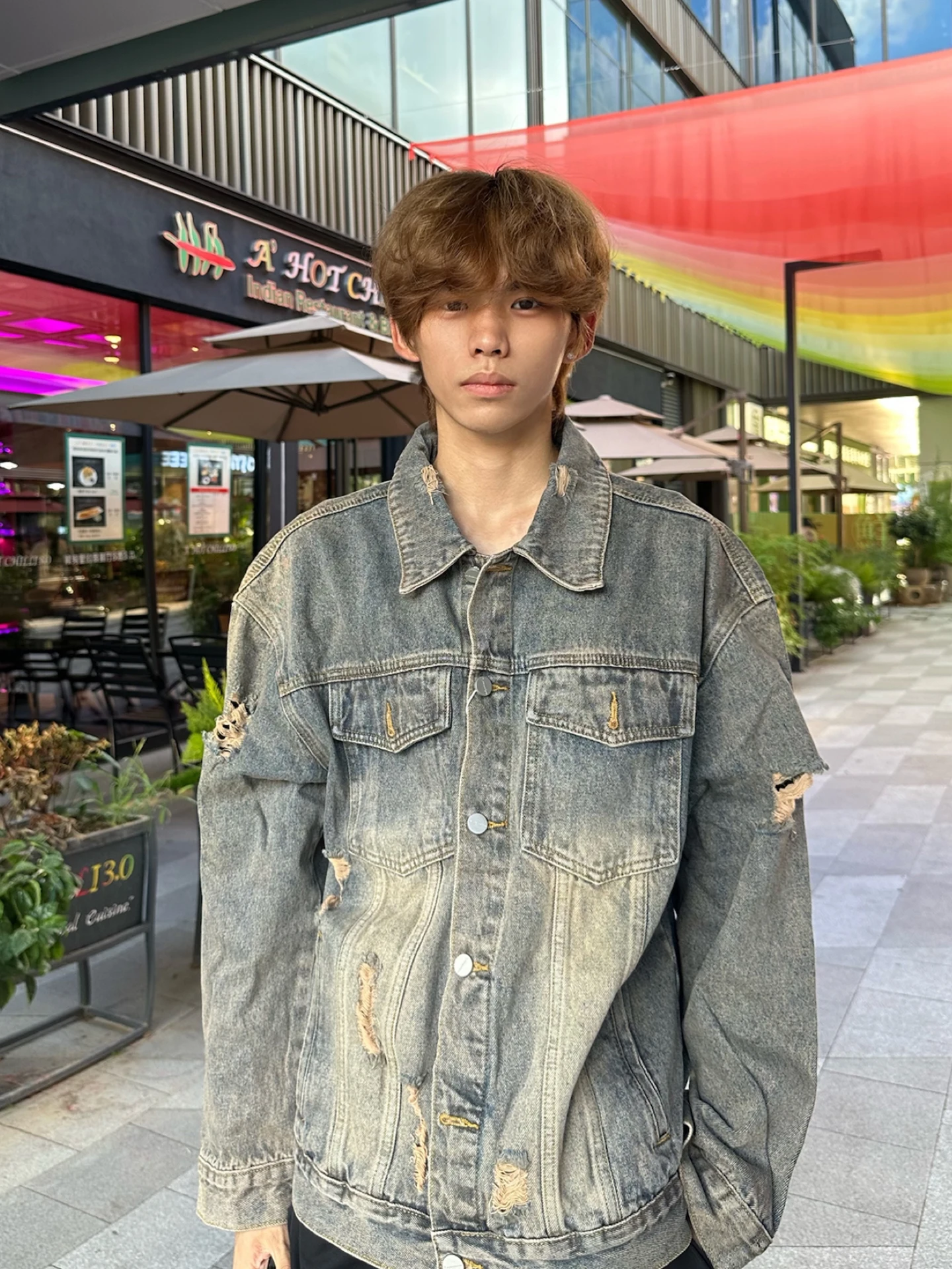 

Осенняя мужская джинсовая куртка-жакет желтого цвета с рваными элементами, повседневная рабочая одежда, молодежная модная куртка.